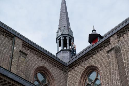 Monumentenwachter op het dak van een kerk